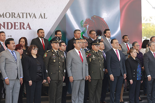 Preside Sergio Salomón ceremonia conmemorativa por el Día de la Bandera