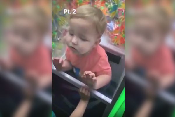 Niño queda atrapado en máquina de peluches (video)