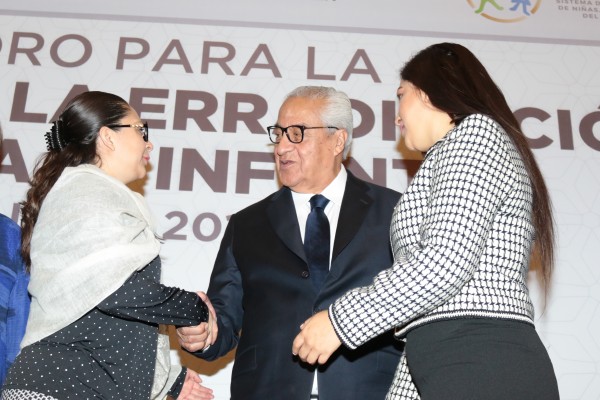 Respetar derechos de niños pide gobernador a líderes patronales
