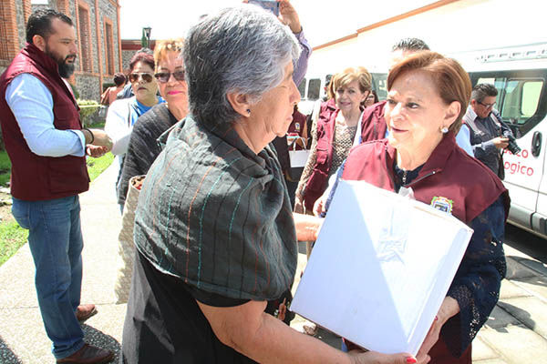 Entrega SEDIF apoyos a adultos mayores
