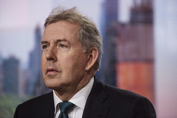 Embajador británico en EU renuncia tras disputa por filtración de mensajes contra Trump