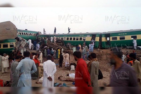 Se eleva a 21 el número de muertos por colisión de trenes en Pakistán