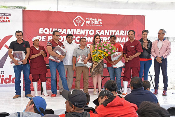 Norma Layón entrega equipo y uniformes a trabajadores del rastro municipal