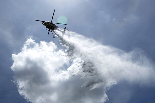 Por aire y tierra, heroico combate a incendios forestales