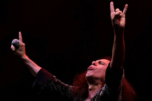 La “Mano Cornuda”, historia de este emblema del rock y heavy metal