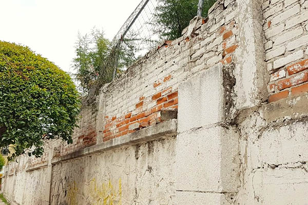 Barda de Secundaria Venustiano Carranza, un riesgo para todos