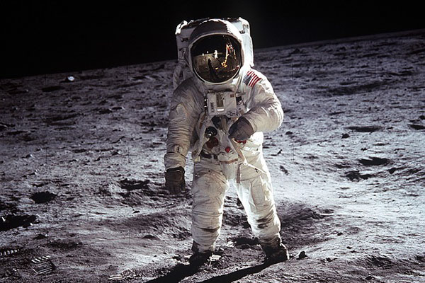 ¿Qué vio Neil Armstrong al poner el pie en la Luna? (videos)