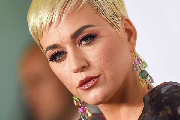 Modelo está indignado porque Katy Perry lo desnudó a la fuerza