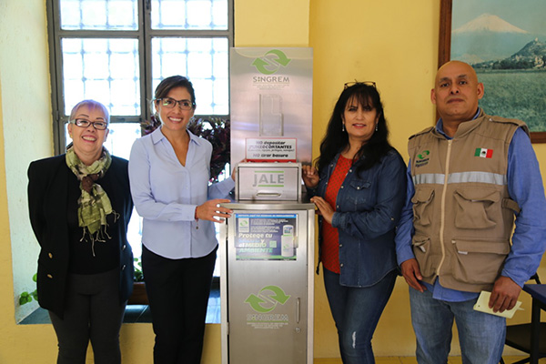 Instala DIF de Atlixco contenedor seguro para medicamentos caducos