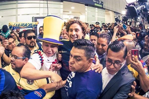 Americanistas reciben como ídolo a Guillermo Ochoa