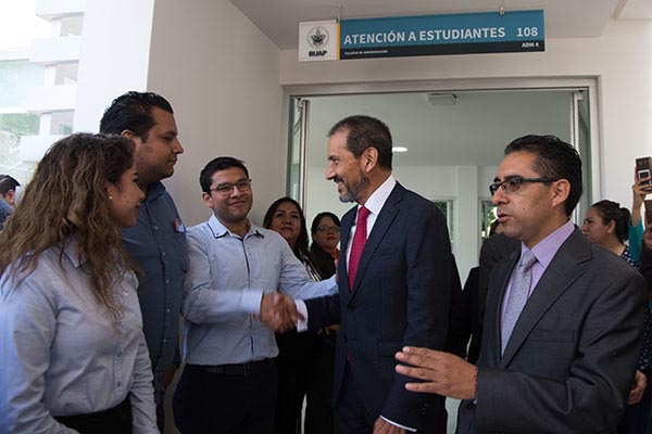 Dialoga Esparza Ortiz con universitarios y se compromete a atender sus demandas