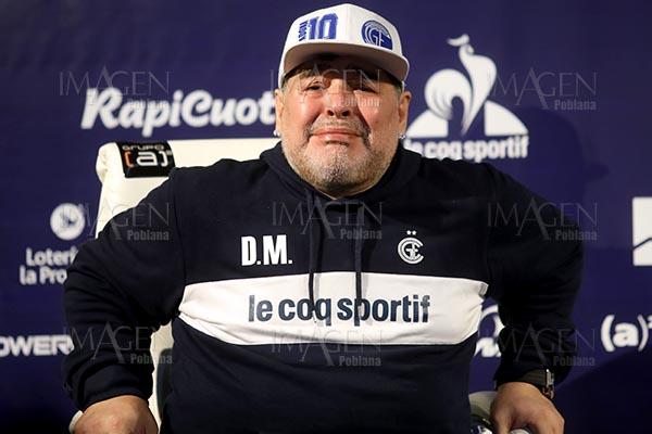 Maradona llora al asumir como DT de equipo argentino Gimnasia