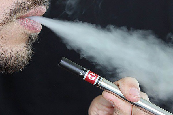 Vapeo, el humo de moda que pone en riesgo a la juventud