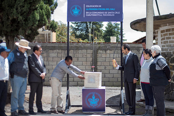 Esparza coloca la primera piedra de un nuevo centro comunitario Kali