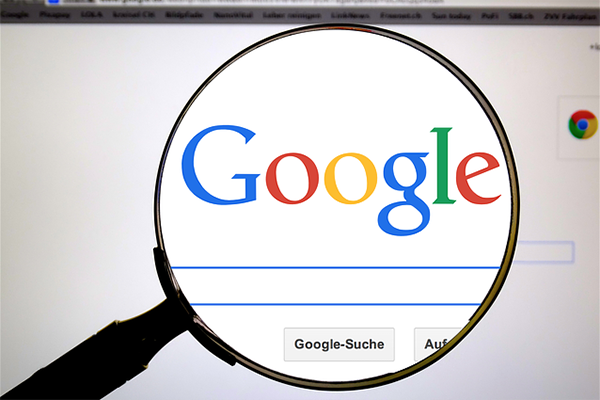 Proponen castigar a Google y Facebook en Rusia igual que sancionan a la prensa del país