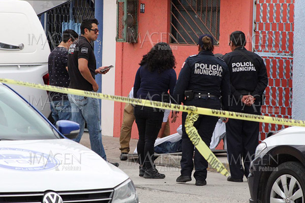 Muere al ir caminando por la calle