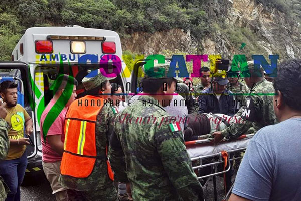 Camioneta colectiva cae a desfiladero entre Puebla y Oaxaca