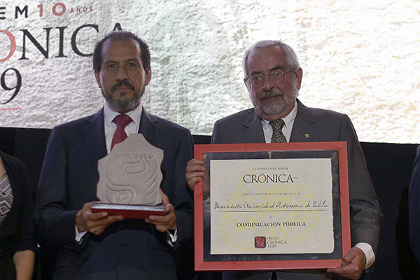 Recibe la BUAP el Premio Crónica 2019