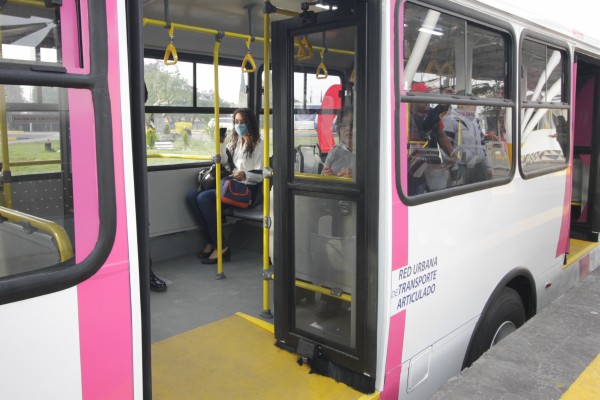 Hombres y hasta mujeres carteristas viajan en línea rosa de RUTA