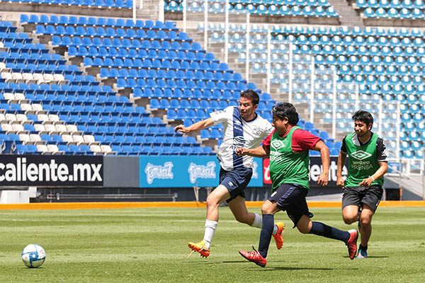 Directiva del Puebla enfrenta -y golea- a prensa deportiva en partido amistoso