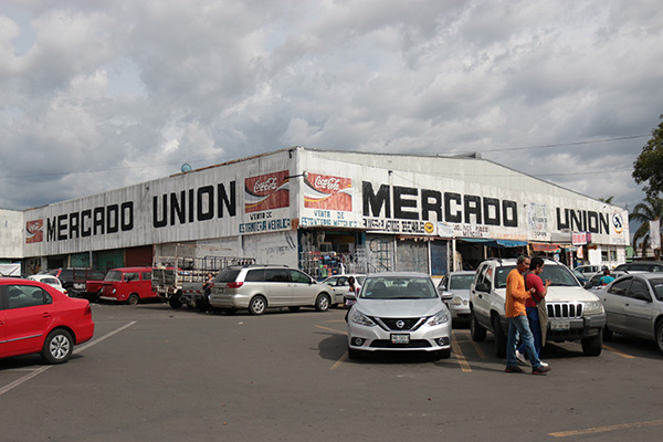 Artículos “chuecos” y animales hacinados, lo “normal” en el Mercado Unión