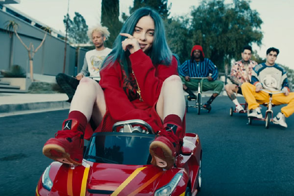 Billie Eilish casi pierde un diente en pleno concierto