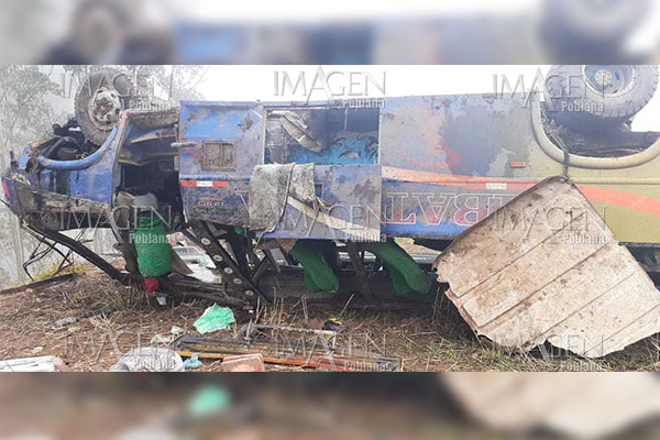 Mueren al menos 17 personas al caer autobús a barranco en Chile
