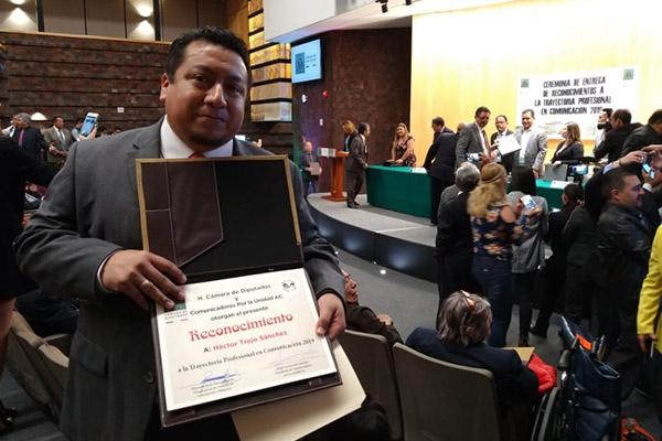 Recibe Héctor Trejo premio a la Trayectoria Profesional en Comunicación