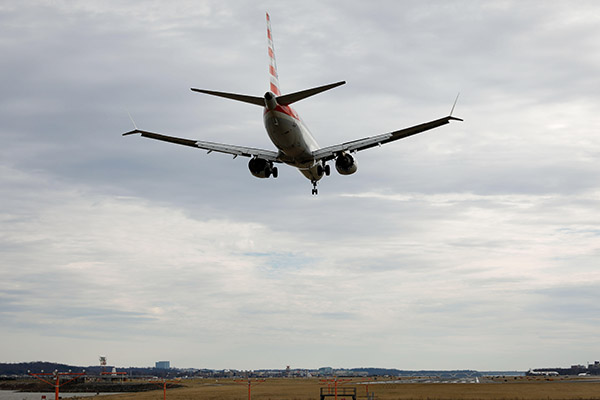 Un Boeing 777 aterriza de emergencia al rajarse la cabina en pleno vuelo