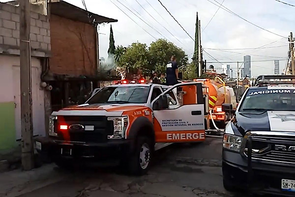 Incendio consume inmueble que almacenaba material reciclable