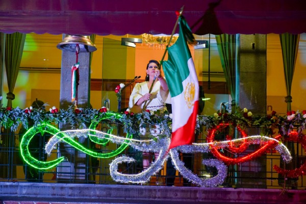 Con gran orgullo, Norma Layón celebra el Grito de Independencia en Texmelucan