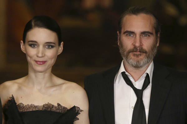 Revelan que Joaquín Phoenix y Rooney Mara se convirtieron en padres de un niño