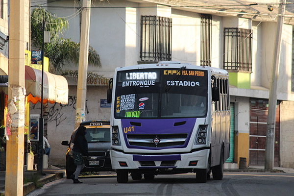 Apuñalan a mujer policía durante asalto a transporte público