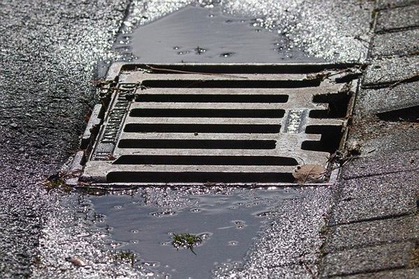 Un niño vuela por los aires después de meter un petardo en una alcantarilla