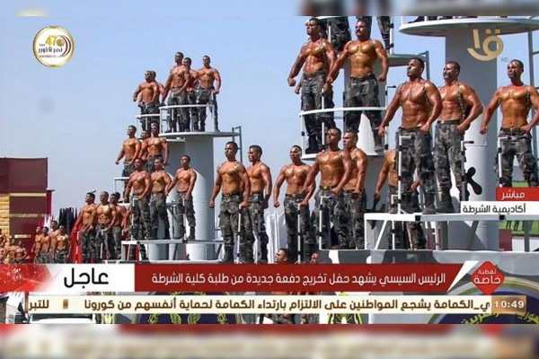 Policía de Egipto causa asombro: desfila con torso desnudo