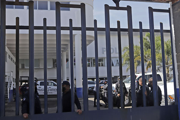 Suspenden a policías estatales que organizaron paro laboral en junio