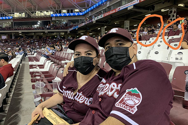 Con borrachos, sin sana distancia ni cubrebocas, así fue el regreso del público al béisbol