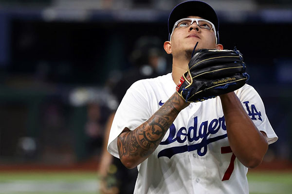 Julio Urías, de nacer con un tumor a superar a Fernando Valenzuela en playoffs
