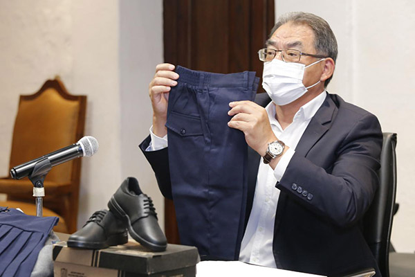 Presenta secretario de Educación nuevos uniformes escolares