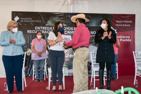 Norma Layón atestigua entrega de apoyos a productores rurales