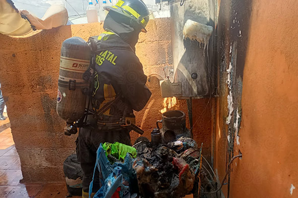 Hombre sufre quemaduras tras ligera explosión en su domicilio